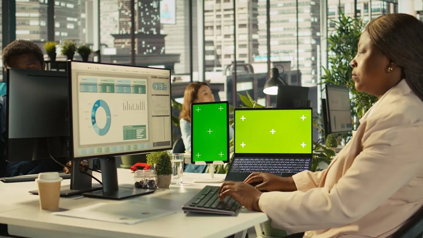 Макеты планшета и ноутбука в офисе, которыми пользуется работающий сотрудник.