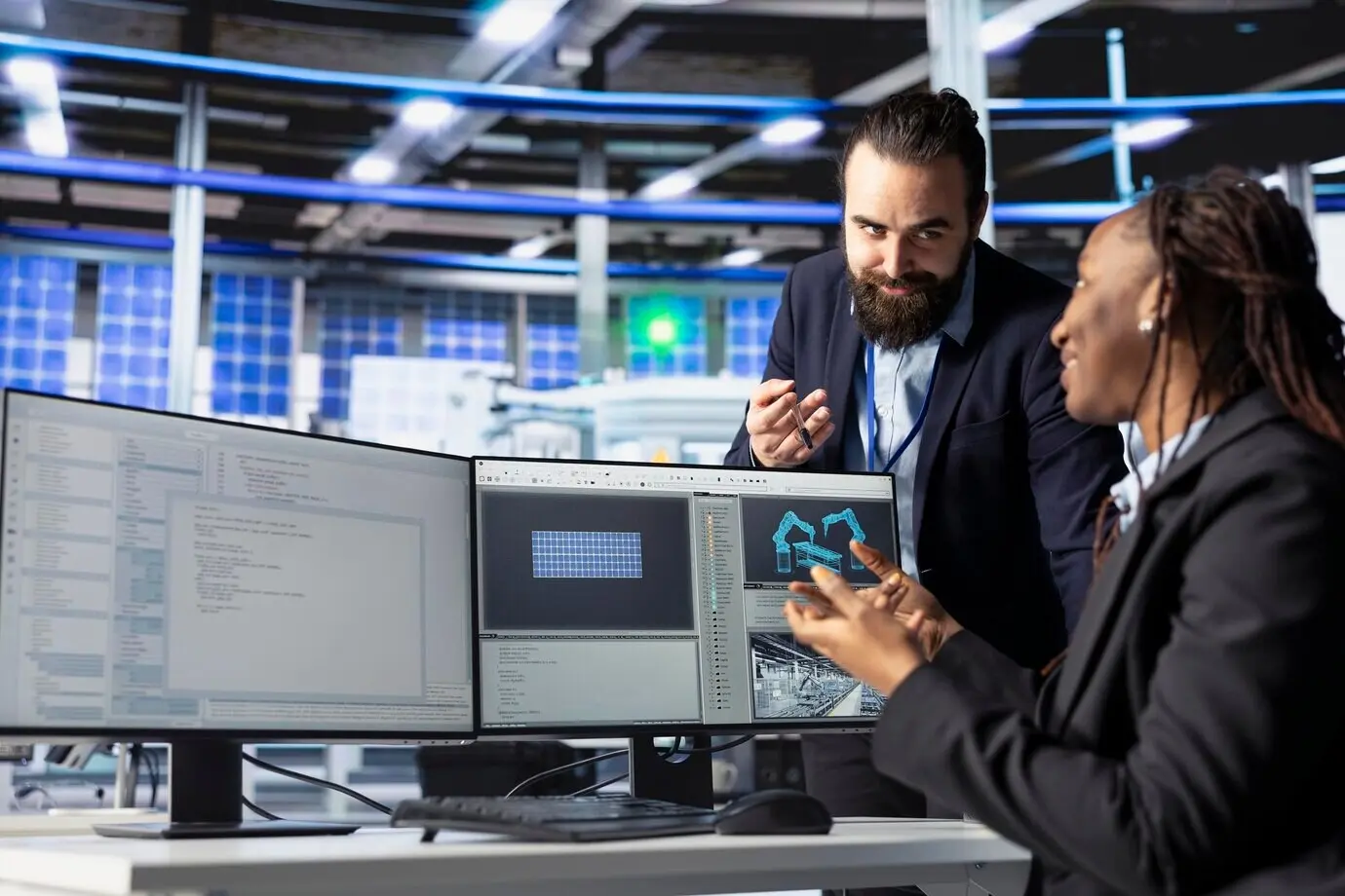 Счастливый программист фотовольтаического завода пишет код и демонстрирует прогресс менеджеру.