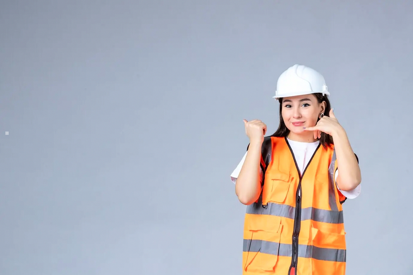 Equipo directivo revisando KPIs de inversión y finanzas personales